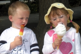 Jongen kijkt jaloers naar meisje met groter ijsje
